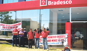 Foto paralisa Bradesco1 07022012 maior